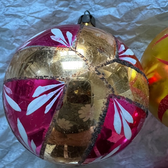 Six Vintage Glass Ornaments - Picture 6 of 7